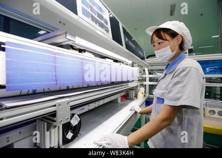 ---- Eine weibliche chinesischer Arbeiter überwacht die Herstellung von Solarzellen verwendet werden Solarzellen im Werk von Lanzhou Shenzhou neue Ene zu machen Stockfoto