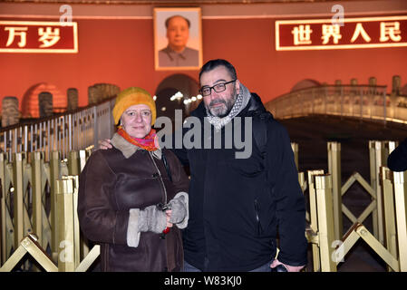 ------ Ausländische Touristen für Fotos vor dem Tian'anmen Podiumsplatz in Peking, China, 17. Dezember 2016 dar. China hat sich zum weltweit größten geworden Stockfoto