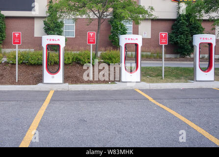 Drei Tesla Ladestationen für Elektroautos in Barrie Ontario Kanada Stockfoto