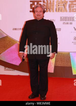 Hong Kong Schauspieler und Regisseur Sammo Hung kommt auf den roten Teppich für die GLÄNZENDEN Sterne Zeremonie 2016 in Macau, China, 12. Dezember 2016. Stockfoto