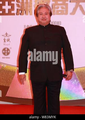 Hong Kong Schauspieler und Regisseur Sammo Hung kommt auf den roten Teppich für die GLÄNZENDEN Sterne Zeremonie 2016 in Macau, China, 12. Dezember 2016. Stockfoto