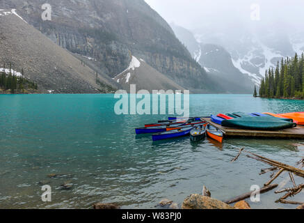 Boot Dock - eine verschneite und neblig Frühling Blick auf Boot Dock am Moraine Lake, Banff National Park, Alberta, Kanada. Stockfoto