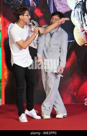 Hong Kong Kung Fu Star Jackie Chan, rechts, und Chinesische Sänger und Schauspieler Huang Zitao, besser bekannt als Z TAO, nehmen an einer Pressekonferenz ihre zu fördern. Stockfoto