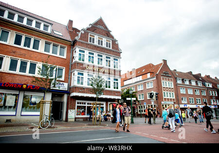 Emden, Deutschland. 07 Aug, 2019. Vor dem otto-huus im Zentrum der Stadt, in der die Passanten zu Fuß über eine Kreuzung. Am 08.09.2019 Ein neuer Oberbürgermeister wird in der Hafenstadt gewählt werden. Credit: Hauke-Christian Dittrich/dpa/Alamy leben Nachrichten Stockfoto