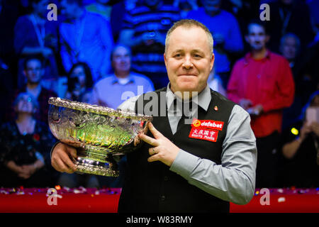 John Higgins von Schottland wirft mit seinem Meister Trophäe nach defeting Ronnie O'Sullivan von England in ihrem letzten Spiel während der Meister 2016 der C Stockfoto