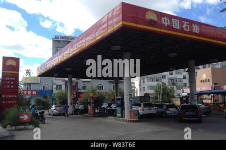 ---- Blick auf eine Tankstelle von PetroChina, eine Tochtergesellschaft der CNPC (China National Petroleum Corporation) in Qiqihar City, im Nordosten Chinas Heilongjia Stockfoto