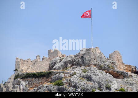 Die Ruinen der antiken Stadt von Kekova am Ufer. Stockfoto