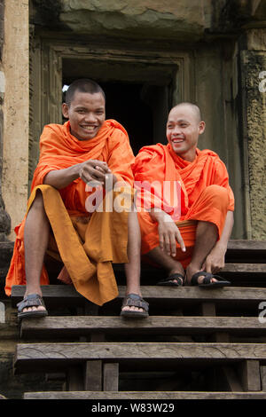 In Siem Riep, Kambodscha - Okt 9, 2011: Mönchen auf Schritte von Angkor Wat, Kambodscha Sitzen Stockfoto