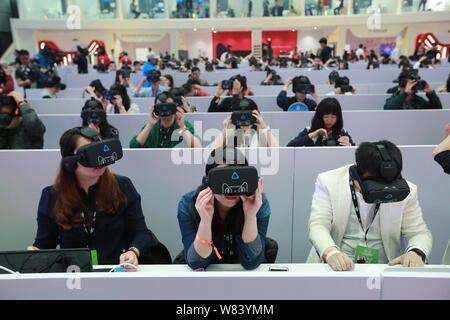 Journalisten Ausprobieren+, erste virtuelle Realität der Welt (VR) shopping Store auf der Alibaba online Marktplatz Tmall, während der Tmall 11.11 Globale S Stockfoto