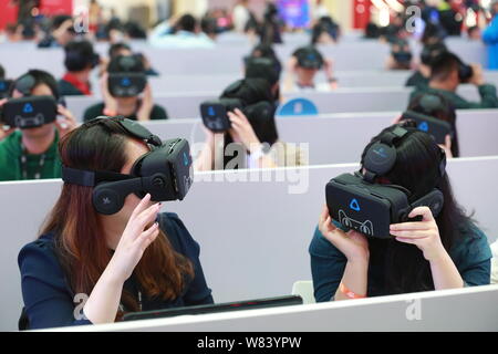 Journalisten Ausprobieren+, erste virtuelle Realität der Welt (VR) shopping Store auf der Alibaba online Marktplatz Tmall, während der Tmall 11.11 Globale S Stockfoto