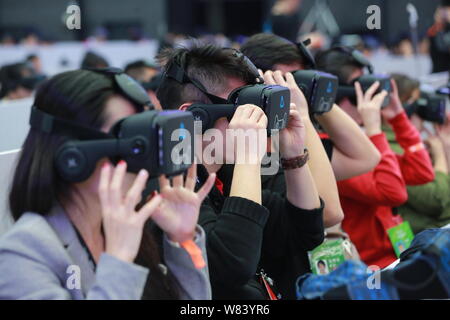 Journalisten Ausprobieren+, erste virtuelle Realität der Welt (VR) shopping Store auf der Alibaba online Marktplatz Tmall, während der Tmall 11.11 Globale S Stockfoto