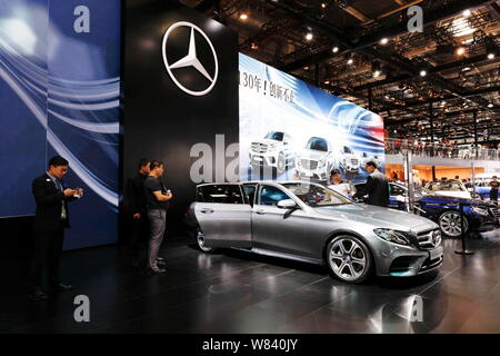 ---- Besucher Blick auf Autos auf dem Stand von Mercedes-Benz während des 14 Beijing International Automotive Exhibition, die auch als Auto China 2016 bekannt Stockfoto