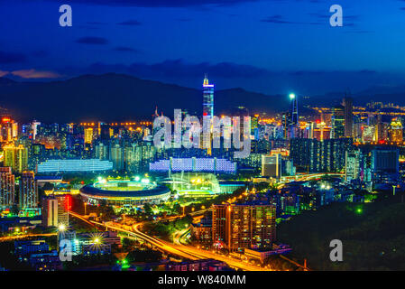 Nachtansicht von Wolkenkratzern und Hochhäusern in Futian District, Shenzhen, die südchinesische Provinz Guangdong, 13. September 2014. Chinas als Stockfoto