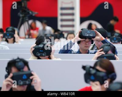 Journalisten Ausprobieren+, erste virtuelle Realität der Welt (VR) shopping Store auf der Alibaba online Marktplatz Tmall, während der Tmall 11.11 Globale S Stockfoto