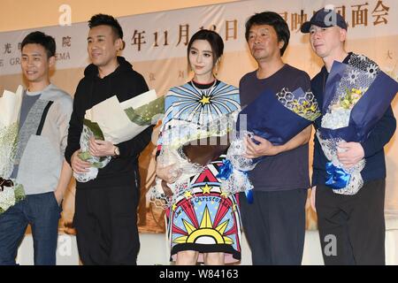 (Von links) der chinesischen Akteure Zhang Yi und Yu Hewei, Schauspielerin Fan Bingbing, Drehbuchautor Liu Zhenyun und Regisseur Feng Xiaogang besuchen eine Werbeveranstaltung Stockfoto