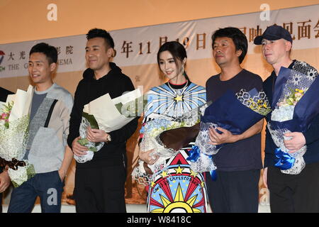 (Von links) der chinesischen Akteure Zhang Yi und Yu Hewei, Schauspielerin Fan Bingbing, Drehbuchautor Liu Zhenyun und Regisseur Feng Xiaogang besuchen eine Werbeveranstaltung Stockfoto