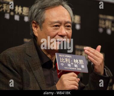 Der Taiwanesische Regisseur Ang Lee spricht während einer Werbeveranstaltung für seinen neuen Film 'Billy Lynn's lange Halbzeit Walk" in Hongkong, China, 9. November 2016. Stockfoto