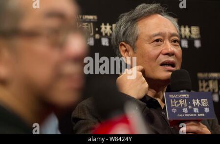 Der Taiwanesische Regisseur Ang Lee spricht während einer Werbeveranstaltung für seinen neuen Film 'Billy Lynn's lange Halbzeit Walk" in Hongkong, China, 9. November 2016. Stockfoto