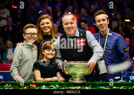 John Higgins von Schottland, zweite rechts, stellt mit seiner Familie und seinen Meister Trophäe nach defeting Ronnie O'Sullivan von England in ihrem abschließenden Gleichen dur Stockfoto