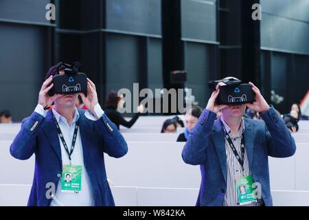 Journalisten Ausprobieren+, erste virtuelle Realität der Welt (VR) shopping Store auf der Alibaba online Marktplatz Tmall, während der Tmall 11.11 Globale S Stockfoto