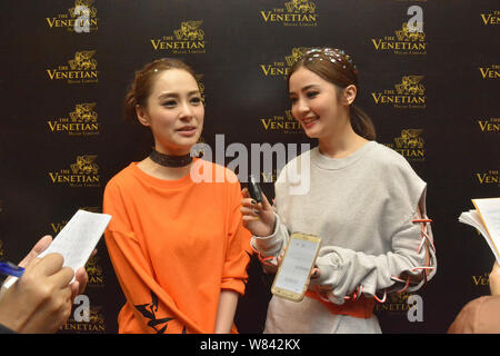 Charlene Choi, rechts, und Gillian Chung von Hong Kong Pop Duo Zwillinge sind nach dem Macau Konzert während Ihrer '#Zwillinge #LOL# Leben rund um die Wo interviewt Stockfoto