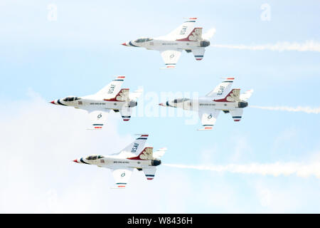US Air Force Thunderbirds Flugzeuge durchführen synchronisiert Manöver in der Luft in einer Flugschau Stockfoto