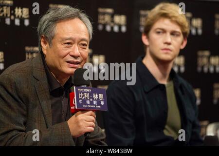 Der Taiwanesische Regisseur Ang Lee, Links, spricht neben der britische Schauspieler Joe Alwyn während einer Werbeveranstaltung für ihren neuen Film "Billy Lynn's lange Halbzeit Wa Stockfoto