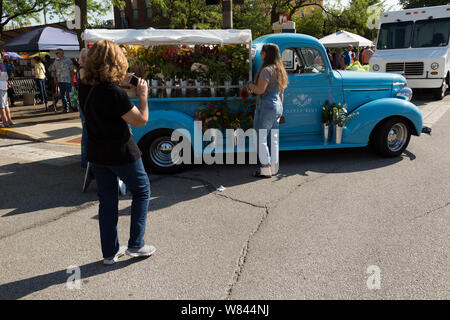 Ein Kunde Fotos schöne Classic Flower Gypsy blaue Blumen" Lkw in Fort Wayne's Bauernmarkt in der Innenstadt von Fort Wayne, Indiana, USA. Stockfoto