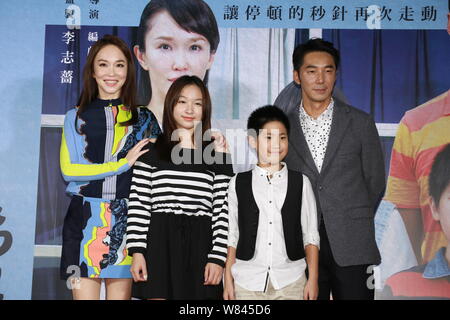 Singaporean Schauspielerin Fann Wong, Links, taiwanesische Schauspieler Liren Li, rechts, und die anderen Mitglieder besuchen eine Premiere evernt für ihren neuen Film "Pakete Fr Stockfoto