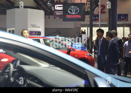 ---- Leute besuchen Sie den Stand von Toyota während des 14 China (Guangzhou) Internationale Automobil Ausstellung, auch als automatische Guangzhou 2016 bekannt, in Stockfoto