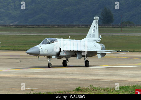 Eine PAC-JF-17 Thunder oder CAC FC-1 Xiaolong Kampfjet gemeinsam durch China und Pakistan entwickelt, der während einer Demonstration Flug vor der 11. Stockfoto