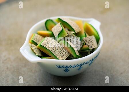 Nahaufnahme eines in Scheiben geschnittenen Stapels Melonenfrucht in einem Schüssel Stockfoto