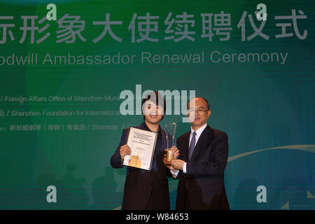 Chinesische Pianist Lang Lang, Links, wirft mit Shenzhen Bürgermeister Xu Qin während der Shenzhen Goodwill Ambassador Erneuerung Zeremonie in Shenzhen City, South Chi Stockfoto