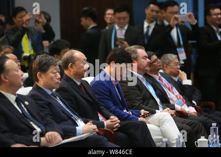 Robin Li oder Li Yanhong, Mitte, Vorsitzender und CEO von chinesischen Internet Suche Riese Baidu, nutzt seine Smartphone während der 3.Welt Internet Konferenz Stockfoto