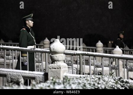 Einem chinesischen paramilitärischen Polizist wacht vor dem Tian'anmen Podium im Schnee in Peking, China, 21. November 2016. Die Hauptstadt Stockfoto