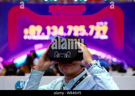 Journalisten Ausprobieren+, erste virtuelle Realität der Welt (VR) shopping Store auf der Alibaba online Marktplatz Tmall, während der Tmall 11.11 Globale S Stockfoto