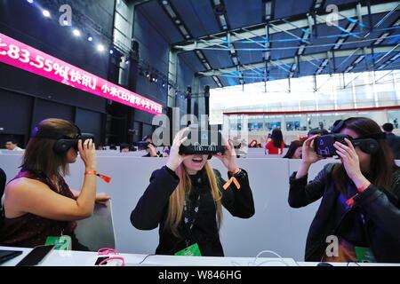 Journalisten Ausprobieren+, erste virtuelle Realität der Welt (VR) shopping Store auf der Alibaba online Marktplatz Tmall, während der Tmall 11.11 Globale S Stockfoto