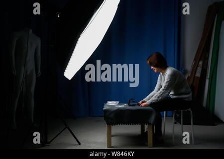 Chinesische e-commerce Schmuck Käufer Miffy nimmt Fotos von Schmuck in Shanghai, China, 9. November 2016. Miffy, ein Schmuck Professional mit Sitz in Shanghai, Stockfoto