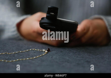 Chinesische e-commerce Schmuck Käufer Miffy nimmt Fotos von Schmuck in Shanghai, China, 9. November 2016. Miffy, ein Schmuck Professional mit Sitz in Shanghai, Stockfoto