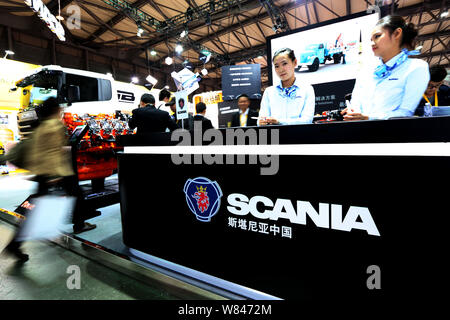 ------ Chinesische Mitarbeiter sind auf dem Stand von Scania auf der 7. Internationalen Fachmesse für Baumaschinen, Baustoffmaschinen, Stockfoto