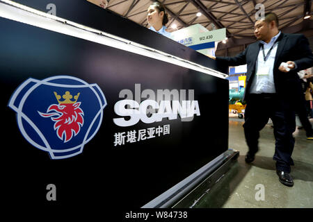 ---- Ein Besucher an der Stand von Scania auf der 7. Internationalen Fachmesse für Baumaschinen, Baustoffmaschinen, Konstruieren Stockfoto