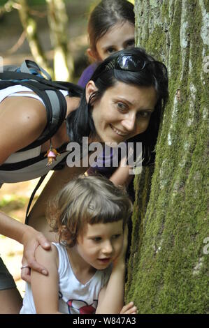 Familie, Mutter mit ihrer Tochter und ihrem Sohn auf eine Reise in die Wälder Stockfoto