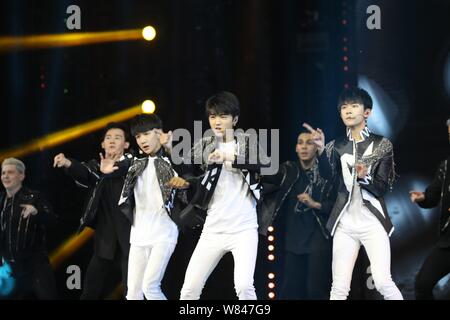 (Von links) Roy Wang oder Wang Yuan, Wang Karry oder Wang Junkai und Jackson Yi oder Yi Yangqianxi der Chinesischen boy group TFBoys während einer Gala für die Stockfoto