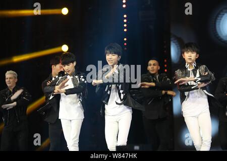 (Von links) Roy Wang oder Wang Yuan, Wang Karry oder Wang Junkai und Jackson Yi oder Yi Yangqianxi der Chinesischen boy group TFBoys während einer Gala für die Stockfoto
