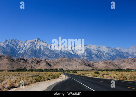Blick auf den Mount Whitney vom Death Valley Road, Kalifornien, USA Stockfoto