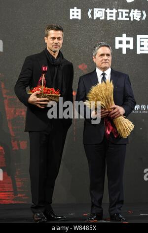 Amerikanische Schauspieler Brad Pitt, Links, nimmt an einer Pressekonferenz seinen neuen Film "zur Förderung der Alliierten" in Shanghai, China, 14. November 2016. Stockfoto