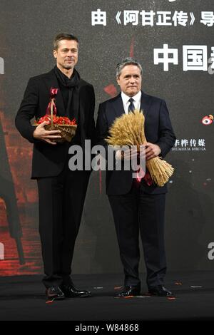 Amerikanische Schauspieler Brad Pitt, Links, nimmt an einer Pressekonferenz seinen neuen Film "zur Förderung der Alliierten" in Shanghai, China, 14. November 2016. Stockfoto