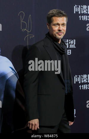 Amerikanische Schauspieler Brad Pitt Posen auf dem roten Teppich für eine Pressekonferenz seines neuen Films "Allied" in Shanghai, China, 14. November 2016. Stockfoto