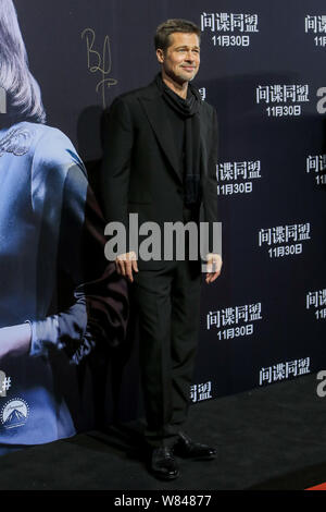 Amerikanische Schauspieler Brad Pitt Posen auf dem roten Teppich für eine Pressekonferenz seines neuen Films "Allied" in Shanghai, China, 14. November 2016. Stockfoto