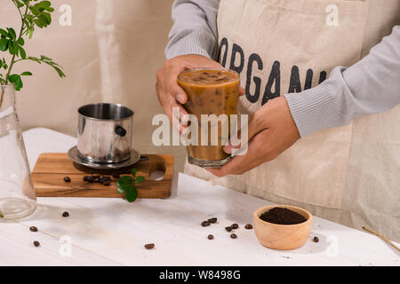 Vietnamesische Eis Kaffee mit Milch auf den Tisch. Stockfoto